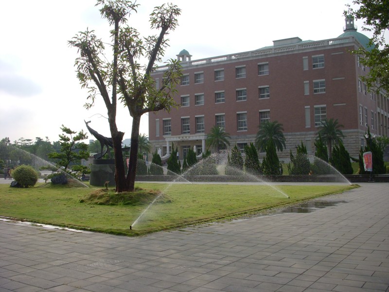 图说：亚洲大学运用中水回收，实行环保浇灌。