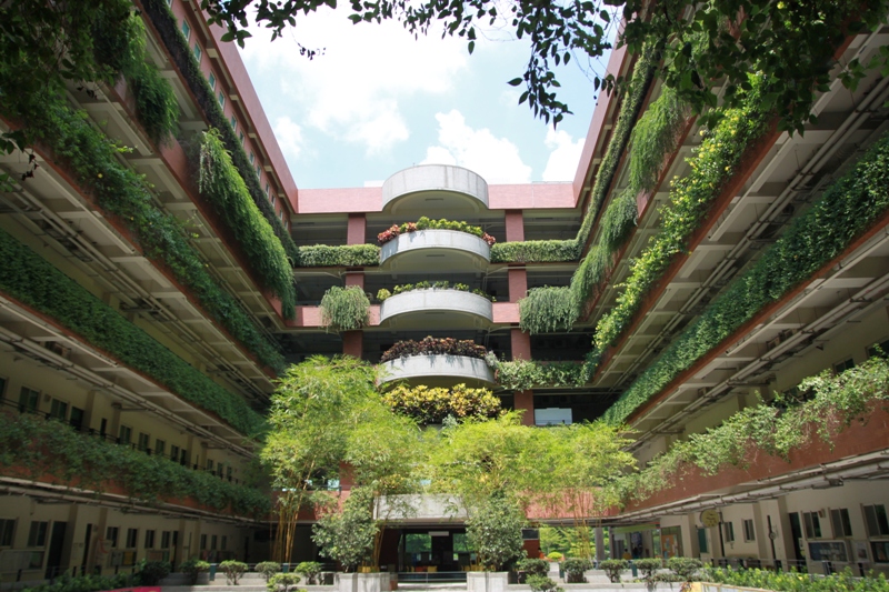 图说：亚洲大学绿色水濂是一栋会呼吸的大楼。
