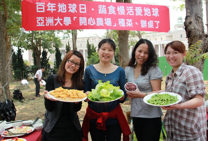 图说：亚洲大学「开心农场」，大家一起开心种菜、办桌。