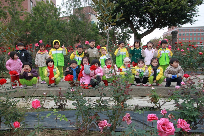 图说：邻近幼稚园在亚洲大学进行环境教育。