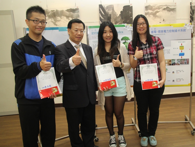 图说：亚洲大学校长蔡进发与「节约能源创意点子竞赛」前三名得奖学生一同合影。